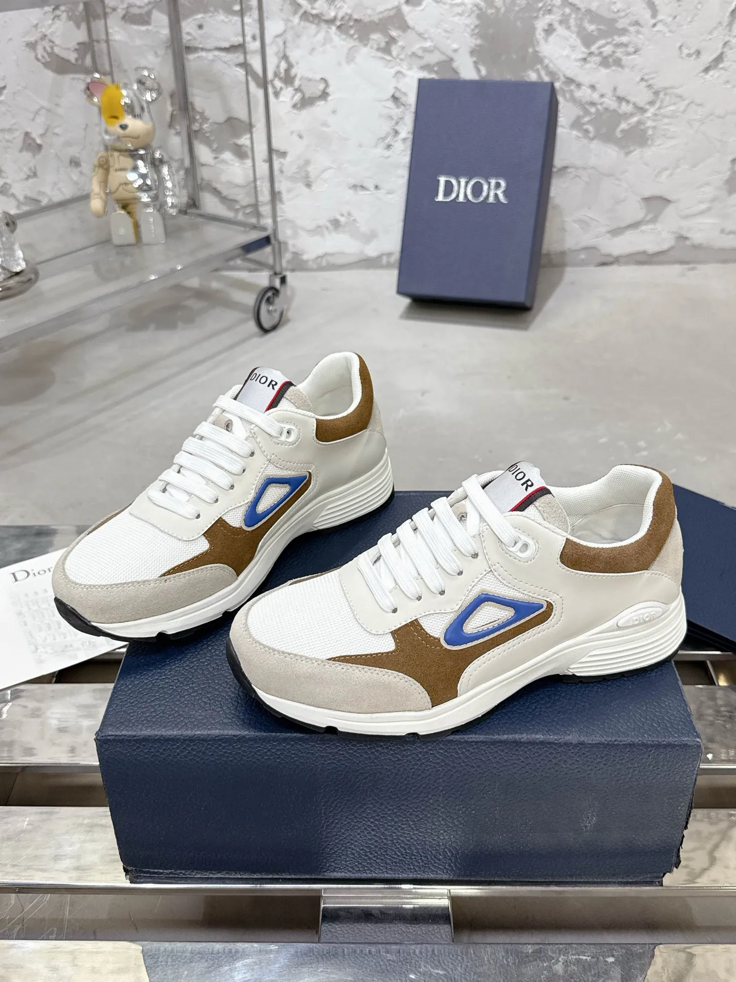Men's men's shoes💰580💰 Dior Dior's latest color matching B30 series dad sneakers original 17960💰 purchased for development and production Brand new B30 sneakers Dad Shoes style shoes that follow the trend of the retro market The Dior logo on the tongue also indicates that this pair of shoes is the B30 model! B30 uses fine-textured leather and mesh cloth materials to form a shoe body. There are conspicuous letters CD on both sides of the shoe body to indicate identity. Many lines on the shoe body outline details to make the shoes look less monotonous and full of retro flavor. The delivery counter is exquisitely packaged🛍📦 ▪️Fabric: Original customized technical fabric + mesh ▪️Inner lining: Customized breathable lining ▪️Outsole: Original molded IP foam + TPU outsole ▪️Sole thickness: 3.5CM ▪️Size: Men's size 39-46 (Male size 38.45.46 customized)